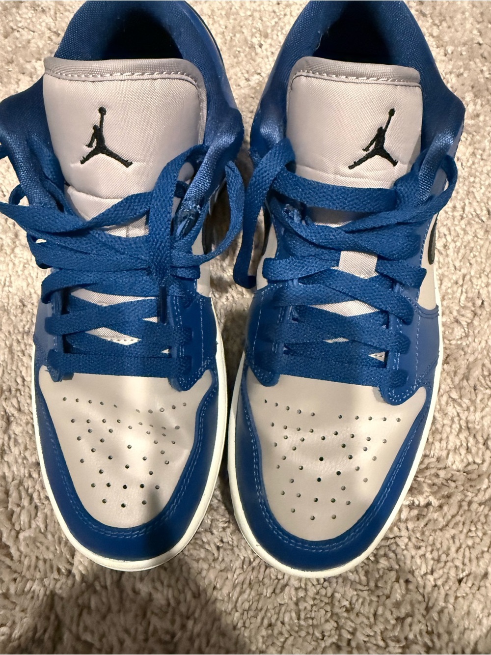 Nike Men's Low-Top Sneakers in White and Blue with Black Logo